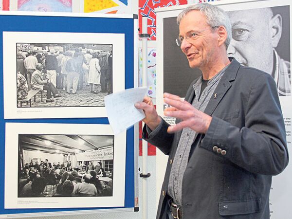 Jörg-Rüdiger Geschke hat nach den Anschlägen in Mölln den Verein Miteinander leben mitgegründet. Er führte durch die Ausstellung im Städtischen Gymnasium.Foto: mq