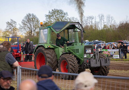 Traktor zieht Last bei einer Outdoor-Veranstaltung