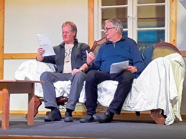 Dieter Müller und Gert Jürgens (re.) gehören seit 40 Jahren zur Damsdörper Füerwehrspeeldeel. Hier proben sie für das neue Stück, das am 14. Januar Premiere feiert. Fotos: Speeldeel