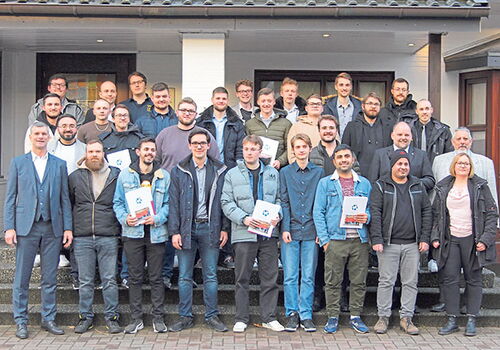 Andreas Münster, Obermeister der Innung der Elektrohandwerke für den Kreis Segeberg (links vorne), sprach in Tangstedt 25 Elektroniker der Energie- und Gebäudetechnik frei.