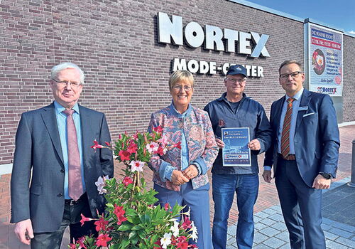 Vier Personen vor dem Nortex Mode-Center.