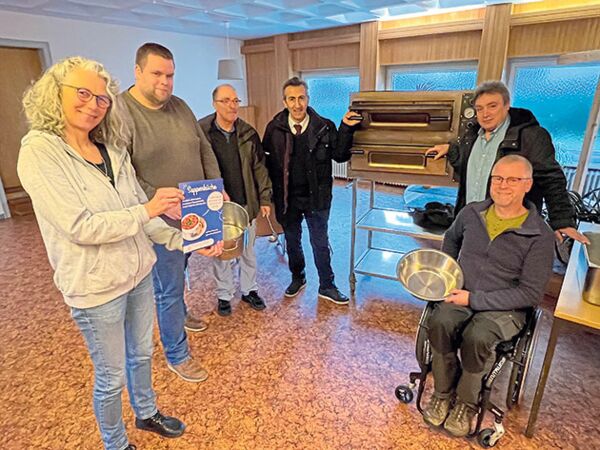 Die Mitglieder der Gemeinde Gottes Iris Weidtmann, Daniel Johannsen, Georg Oehler, Jan Anton, Mahmoud Saimin und Hartmut Weidtmann (v.li.) laden ab sofort jeden Mittwoch ab 12 Uhr in die Suppenküche ein. Foto: ohe