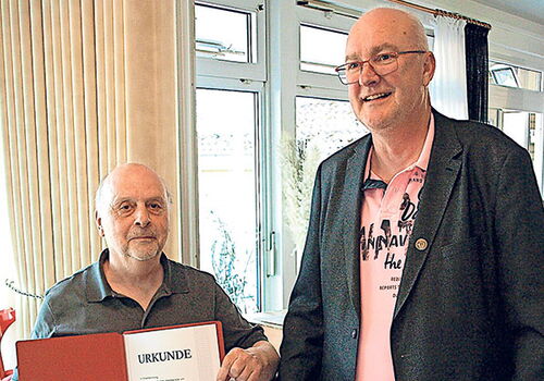 Wilfried Tautz (li.) erhielt vom KSV-Vorsitzenden Holger Böhm die Goldene Ehrennadel. Foto: Günter Evenburg, TVT/hfr