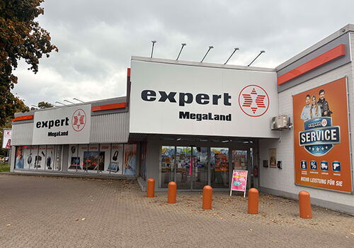 Außenansicht eines Expert Megaland Elektronikgeschäfts.
