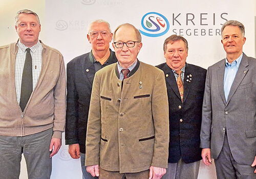 Mike Albrecht vom Jagd- und Waffenwesen der Kreisverwaltung, der scheidende stellvertretenden Kreisjägermeister Hans-Hermann Schröder, der alte und neue Kreisjägermeister Klaus Rathje, sein neuer Stellvertreter Norbert Sommer und Landrat Jan Peter Schröde