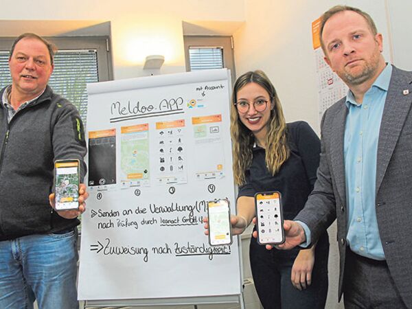 Bad Segebergs Bürgermeister Toni Köppen (re.) stellte zusammen mit Michelle Ziegler und Michael Karck (beide Ordnungsamt) die neue Mängel-App der Stadt vor. Foto: mq