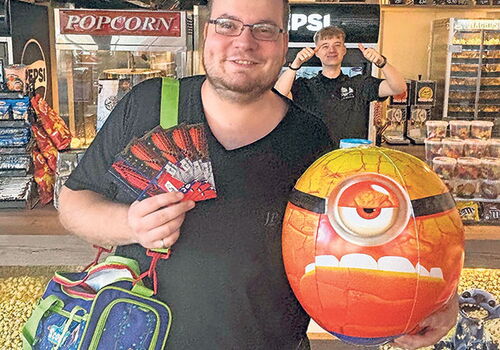 Mann mit Ballon und Snacktickets im Kino.