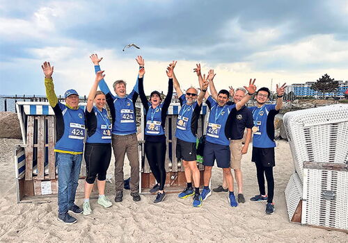Teilnehmer feiern am Strand nach dem Lions Lauf Event
