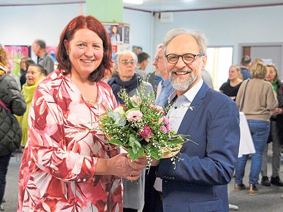 Schulleiter Heinz Sandbrink überreichte seiner Stellvertreterin Karin Pätzold zum Abschied einen Blumenstrauß. Foto: ohe