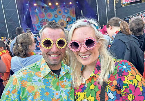 Schlagernacht am Kalkberg: Fans in Blümchen-Outfits feiern