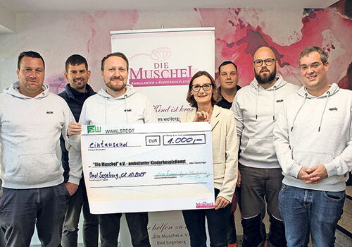 Gruppe präsentiert Scheck über 1000 Euro für Kinderhospiz.
