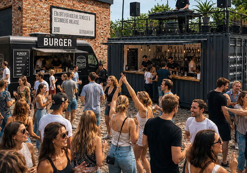 Menschen tanzen auf einem Open-Air-Event mit DJ und Foodtruck.