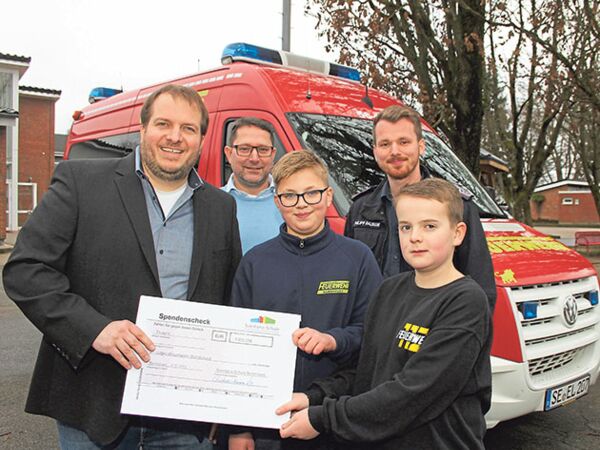 Sebastian Baumann (li.) und Schulleiter Christian Kummetz (2.v.li.) überreichten einen Spendenscheck der Sventana-Schule Bornhöved Sebastian Baumann (li.) und Schulleiter Christian Kummetz (2.v.li.) überreichten einen Spendenscheck der Sventana-Schule Bornhöved