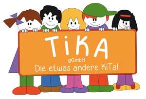 Logo von Tika Blunk mit fröhlichen Kindern Tika Blunk Logo mit Kindern dahinter