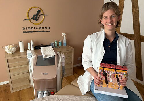 Frau in Praxis für dauerhafte Haarentfernung mit Gerät.