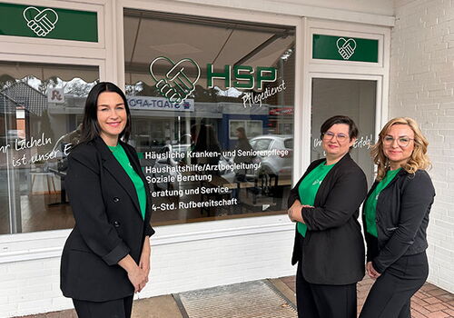 Drei Frauen vor einem Fenster mit HSP-Logo.