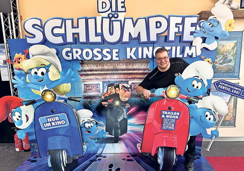 Stephan Häfner freut sich auf Schlumpfine und Papa Schlumpf, die am 28. Juni von 16.30 bis 18.30 Uhr ins Cineplanet5 kommen, um die Kids zu bespaßen und erste Bilder für den Malwettbewerb in Empfang zu nehmen. Die Schlümpfe – Der große Kinofilm wird berei