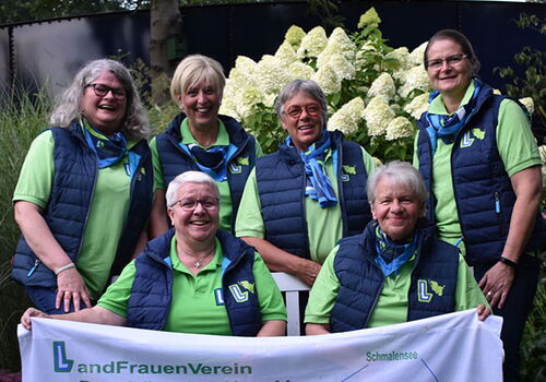 Sechs Frauen halten ein Landfrauenverein-Banner.