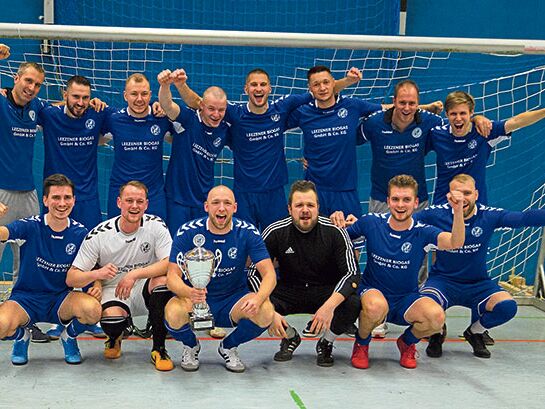 Gastgeber Leezener SC triumphierte beim Turnier um den Solarstrom-Cup. Im Endspiel besiegte die Mannschaft von Trainer Marco Heß (hi.li.) die SG Elmenhorst/Tremsbüttel mit 2:0.Fotos: Nils Tonn