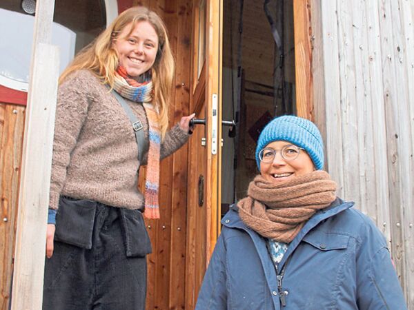 Viola Gadow-Frangakos (re.) hat für die von ihr gegründete Wakendorfer Wiesenhof Initiative die Ergotherapeutin Carolin Hönig engagiert. Viola Gadow-Frangakos (re.) hat für die von ihr gegründete Wakendorfer Wiesenhof Initiative die Ergotherapeutin Carolin Hönig engagiert.