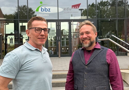 Zwei Männer vor dem Eingang des BBZ Gebäude.