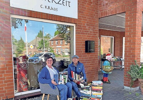 Bücherzeit Buchhandlung vor einem Backsteingebäude
