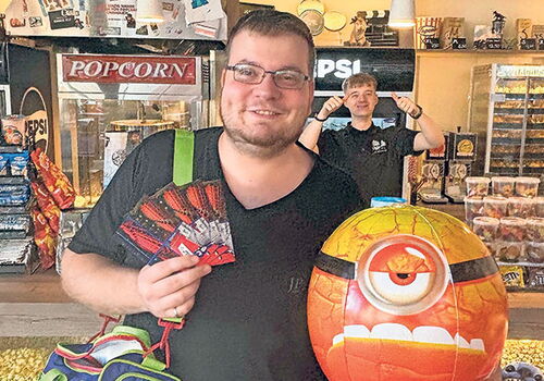 Mann mit Ballon und Snacktickets im Kino.
