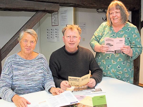 Marianne Böttcher vom Vorstand der Volkshochschule Bad Segeberg (li.) blättert zusammen mit VHS-Geschäftsführer Michael Kölln und seiner Stellvertreterin Karen Breyhahn in alten Programmen und dem aktuellem Heft.Foto: mq
