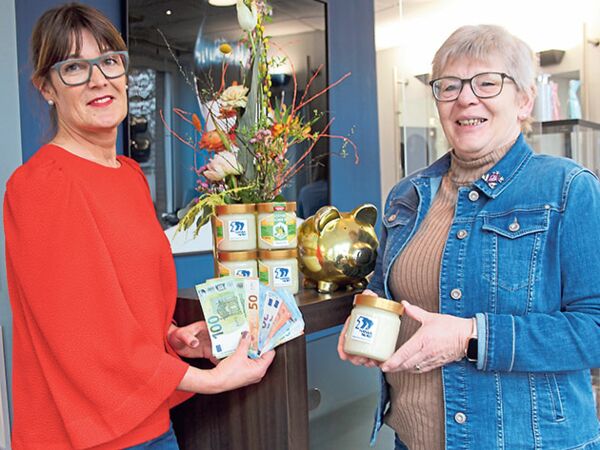 Bettina Suma (li.) feierte mit ihrem Friseursalon Kamm in 25-jähriges Jubiläum. Die Kunden spendeten aus diesem Anlass für die Segeberger Tafel. Dabei kamen 530 Euro heraus, die Bettina Suma an die Vorsitzende Kirsten Tödt überreichte.