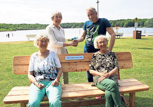 Gruppe am See mit Bank, Kneipp-Verein Bad Segeberg