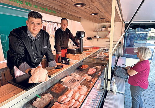 Verkaufsstand mit Fleischspezialitäten auf dem Markt.