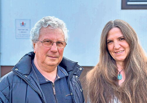 Ulrich Schulz und Kirsten Dorfmüller vor einem Gebäude