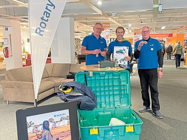 Den Erlös der Ostereier-Aktion, wie hier von den Rotariern Nico Stoltenberg (l.), Dr. Bernhard Bambas und Dr. Klaus Westphal (re.) bei Möbel Kraft durchgeführt, verdoppelte der RC Segeberg und spendet 5.110 Euro an ihren Partner ShelterBox