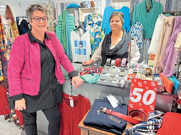 Bettina Balkwitz (li.) und ihre Schwester Isolde Sachse beraten stilsicher und kompetent beim Lagerverkauf von Willi´s Hamburg in Wankendorf. Foto: ohe
