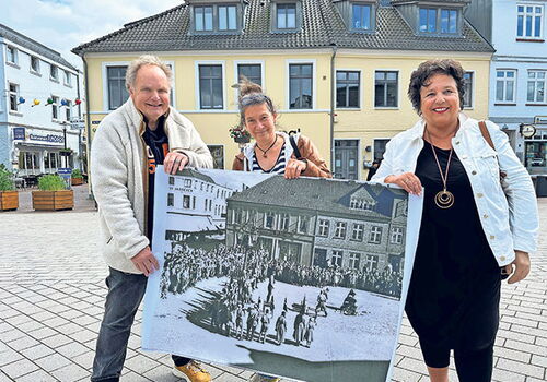 Photo Bücherverbrennung Axel und Hilke Winkler zusammen mit Monika Saggau