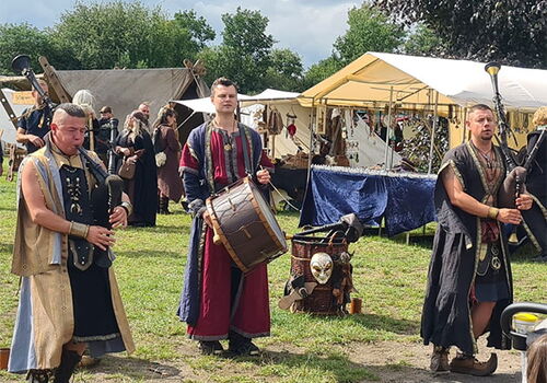 Mittelalterliche Musiker bei einem Festival im Freien.