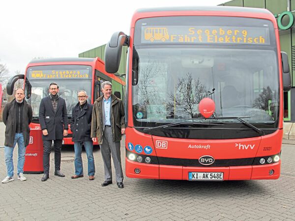 Autokraft hat in Bad Segeberg zehn E-Busse in Betrieb genommen. Landrat Jan Peter Schröder (v.li.), Claudius Mozer (VHH), Daniel Marx und Sven Babbe (Autokraft Bad Segeberg), nahmen die Autokraft hat in Bad Segeberg zehn E-Busse in Betrieb genommen. Landrat Jan Peter Schröder (v.li.), Claudius Mozer (VHH), Daniel Marx und Sven Babbe (Autokraft Bad Segeberg), nahmen die