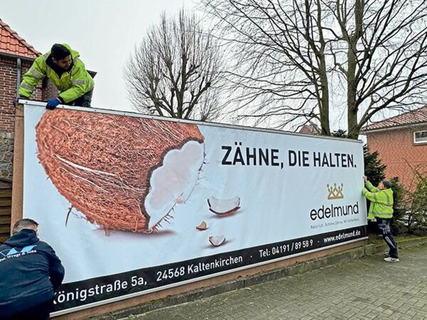 Mit dieser Kunststoffplane wirbt die Praxis Edelmund auf dem Grundstück der Firma Julius Wrage & Sohn in Henstedt-Ulzburg. Die Kosten werden der Kaltenkirchener Tafel gespendet Foto: hfr