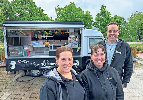 Foodtruck vor Hagebaumarkt Bad Segeberg, drei Personen davor