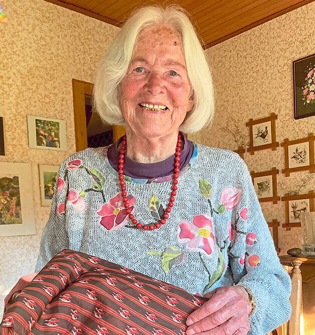 Helene Bellack mit Polyester-Elastik-Jersey Kleiderstoffen von Terrot. Foto: VHS