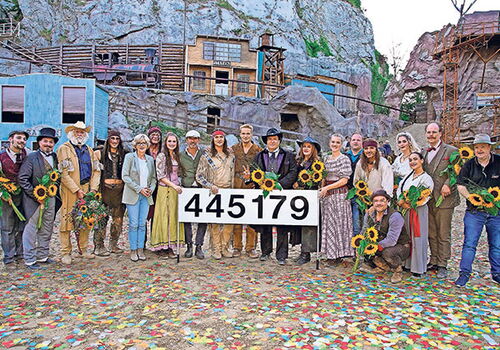 Gruppe mit Nummernschild 445179 und Sonnenblumen.