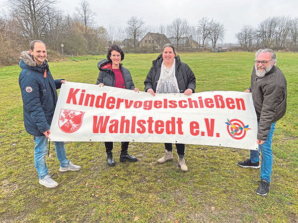 Hier auf der Wiese in der Scharnhorststraße findet im Juli wieder das Kindervogelschießen statt. Björn Wenzel, Nina Balenschus, Michelle Selke und Oliver Johansen (v.li.)vom Vereinsvorstand sind schon mit den Vorbereitungen beschäftigt. Foto: ohe