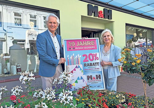 Mit ihrem Bad Segeberger Modehaus M&H feiern Michael Hänchen und Helda Herrmann am 1. Juli 2025 zehnjähriges Bestehen. Bei den Kunden bedanken sie sich für die Treue und gewähren ihnen zehn Tage lang vom 20. Juni bis 1. Juli 20 Prozent Rabatt auf den Eink