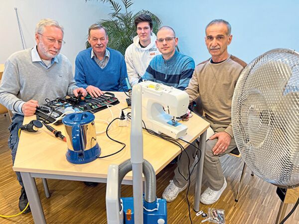 Reinhard Schweim, Hans-Jürgen Berner, Mike ter Linden und Wajdi Ibrahim (v.li.) reparieren Eltektrogeräte im Repaircafé. Ludwig Wagemann (3.v.li.) gehört zum Team der Fahrradwerkstatt im KFE.