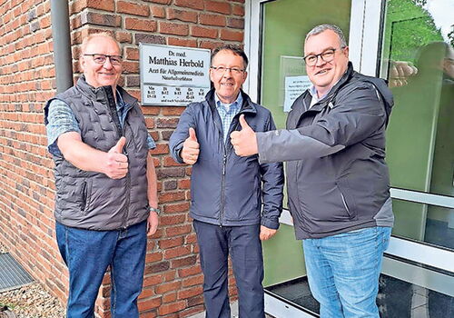 Die Bürgermeister Volker Wulff (Itzstedt, v.li.), Dr. Manfred Hoffmann (Nahe) und Marek Krysiak (Sülfeld) freuen sich, mit Fachärztin Elke Siegmund eine gelungene und lückenlose Nachfolgeregelung für die Allgemeinmedizinische Praxis von Dr. Matthias Herbo