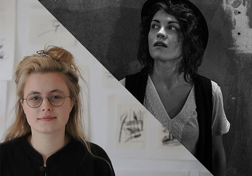 Zwei Frauen vor Kunstwerken und einer Betonwand