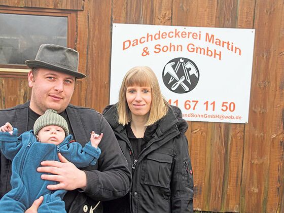 Dachdecker Jan-Hendrik Lücke bietet alle Arbeiten rund ums Dach an. Seit elf Wochen sind er und seine Partnerin Kim Springe glückliche Eltern  von Sohn Jerik. Foto: ohe