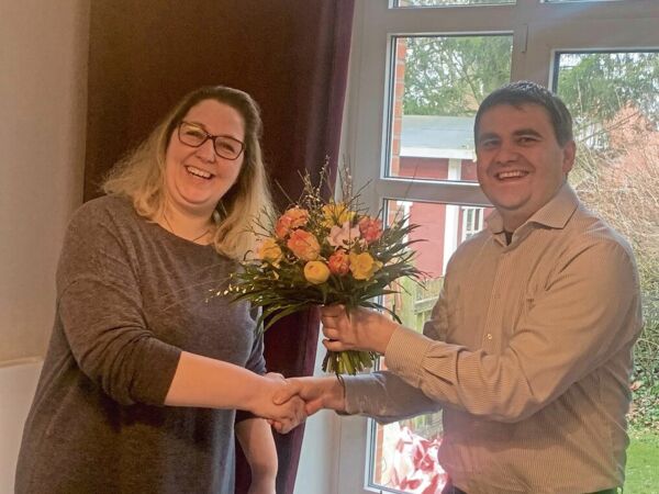 Pastor Martin Schulenburg begrüßt die neue Trägervertreterin Janina Syttkus. Foto: Alexander Dietz