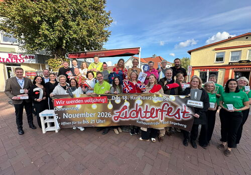 Gruppe mit Banner für Lichterfest in Bad Segeberg, 2026