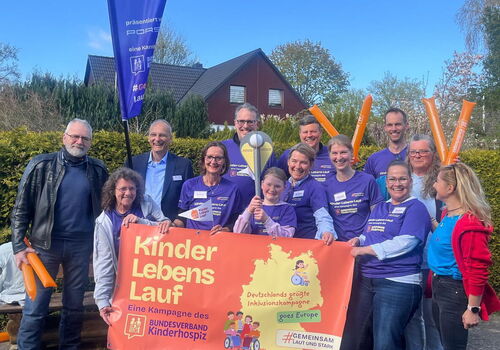 Gruppe hält Banner des Kinder Lebens Laufs.